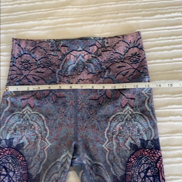 High-waisted Cropped Yoga Leggings with design - Picture 6 of 8